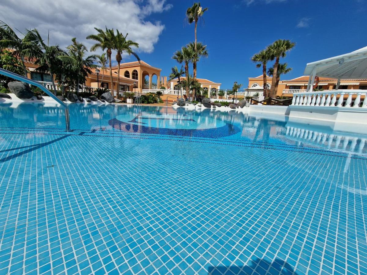 Exclusive Penthouse: Beachfront Oasis with Heated Pool Playa de las Americas  Exterior photo