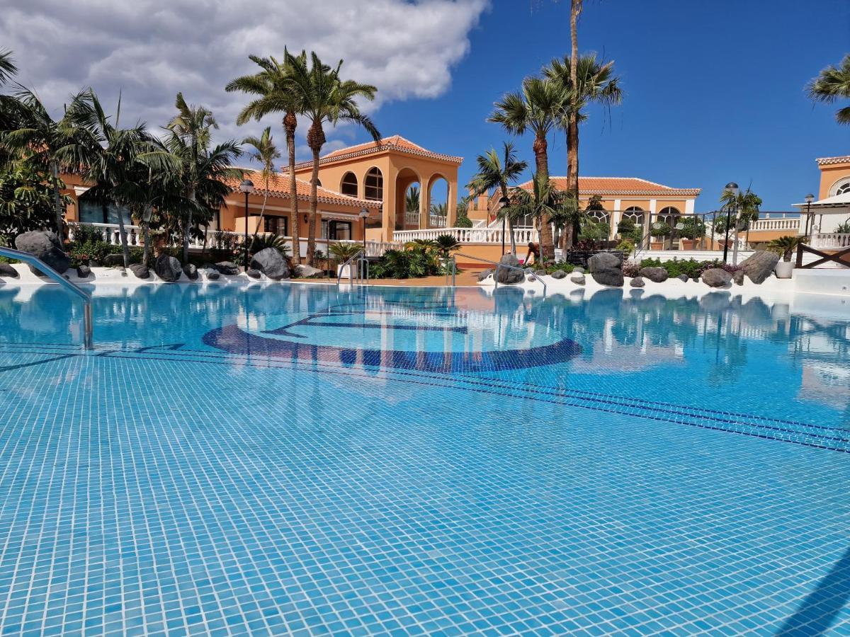 Exclusive Penthouse: Beachfront Oasis with Heated Pool Playa de las Americas  Exterior photo